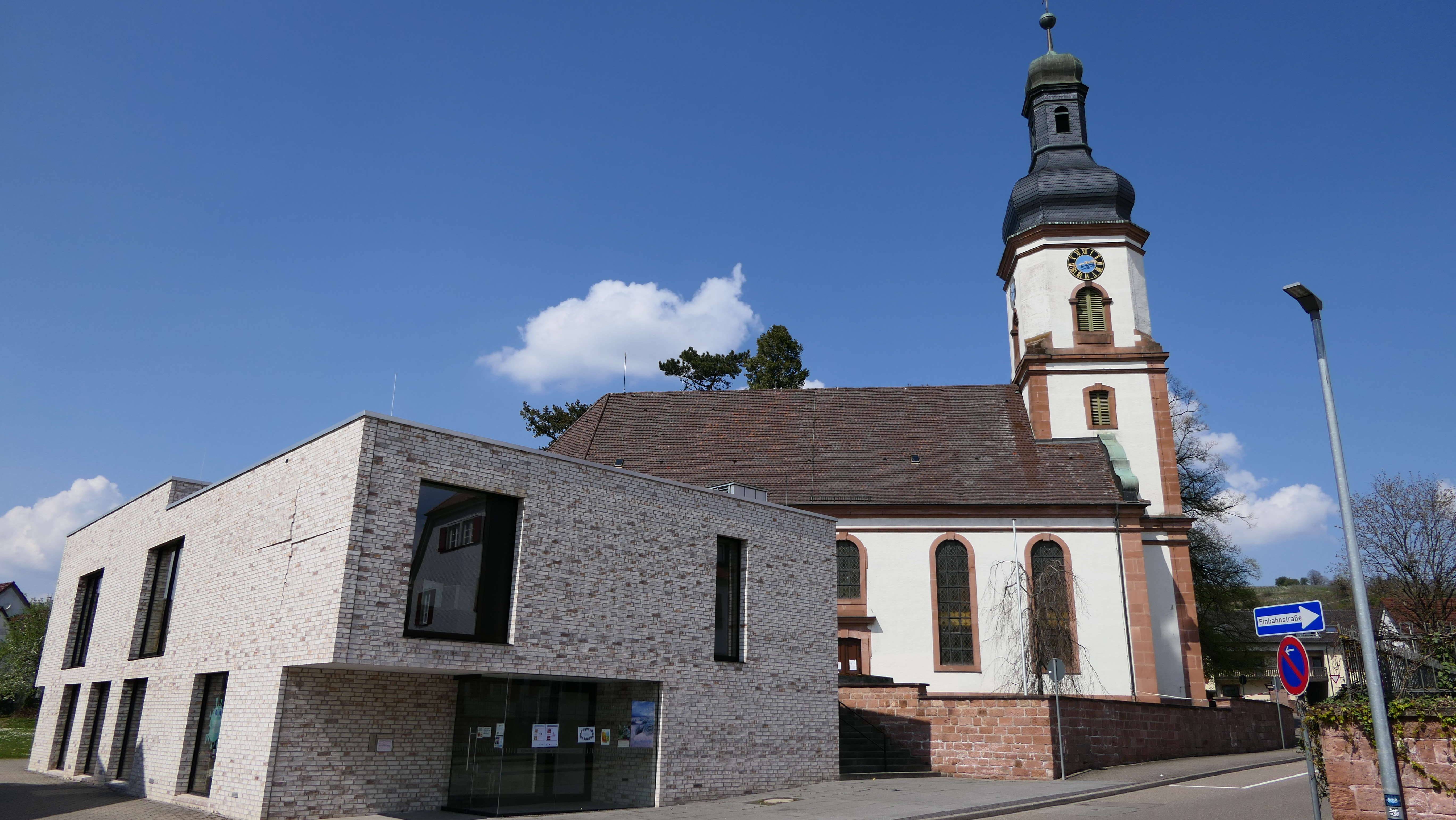 Die Martinskirche mit vorgelagertem Gemeindehaus