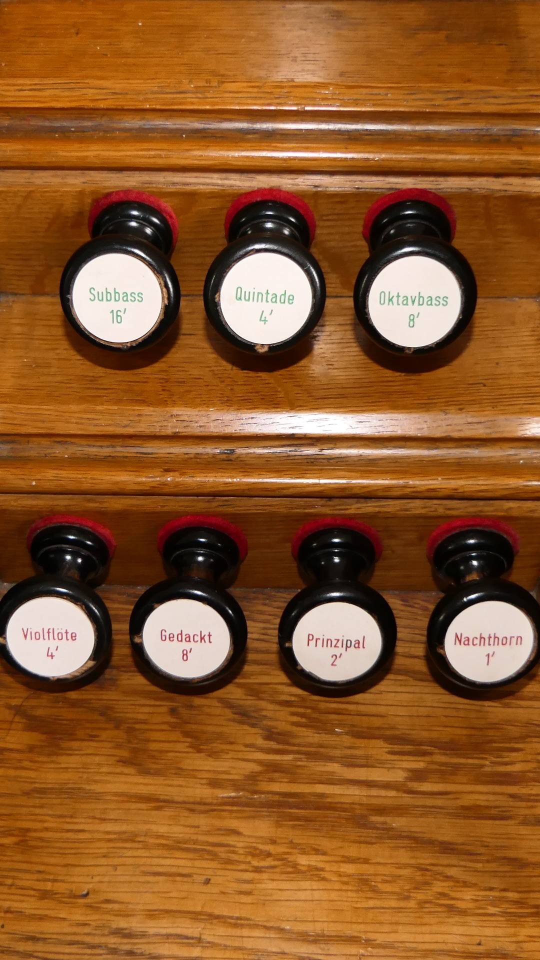 Register auf der rechten Seite des Spieltisches der Hugsweierer Orgel